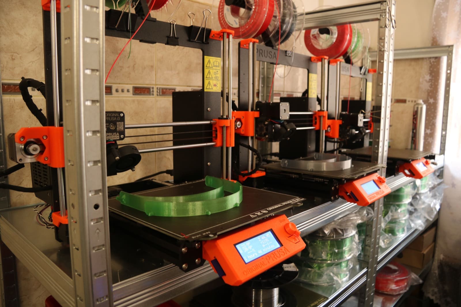 Принтеры Prusa в мастерской и напечатанные пластиковые детали