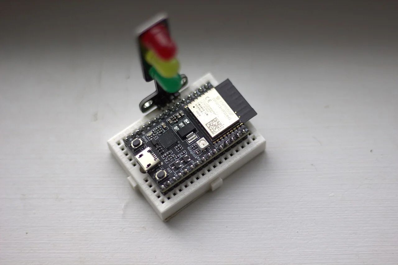 Плата ESP32 на макетной плате с подключёнными электронными компонентами