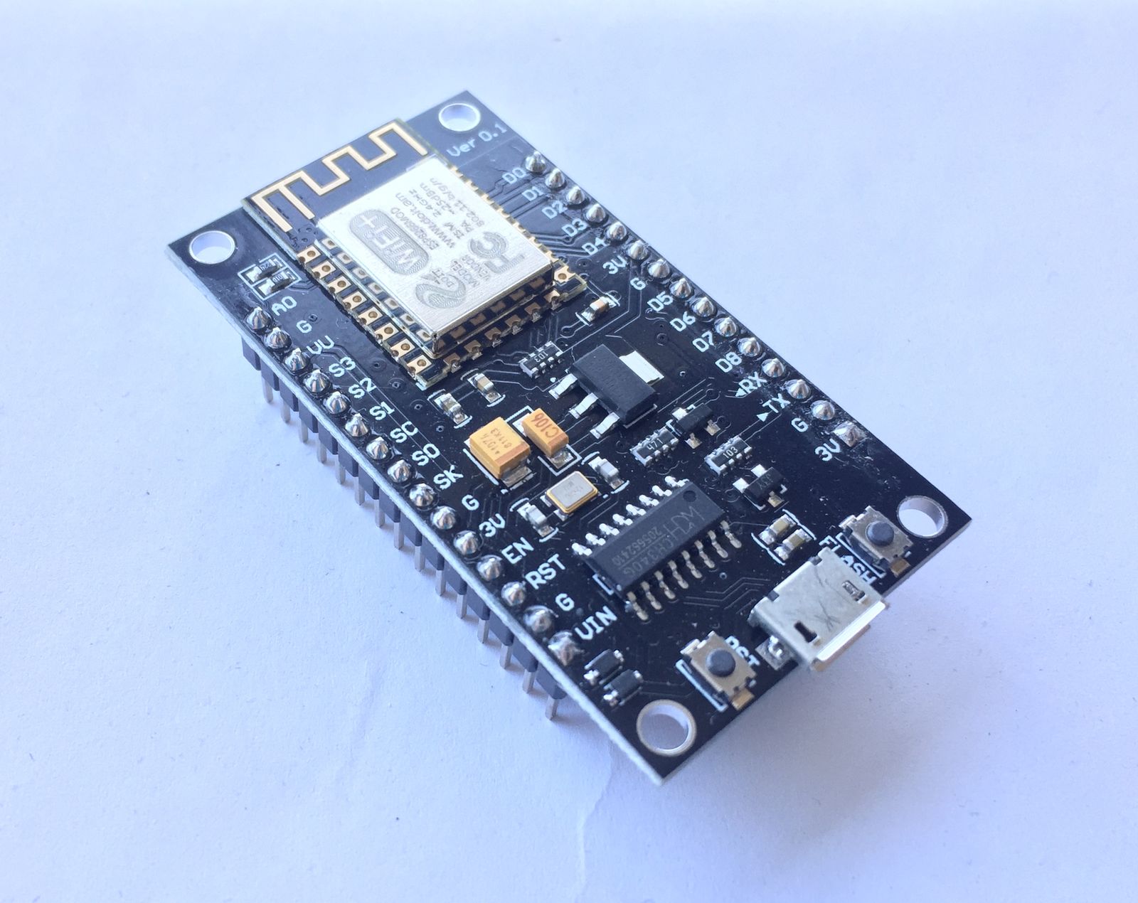 Плата NodeMCU на ESP8266 с USB-разъёмом и кнопками FLASH и RESET