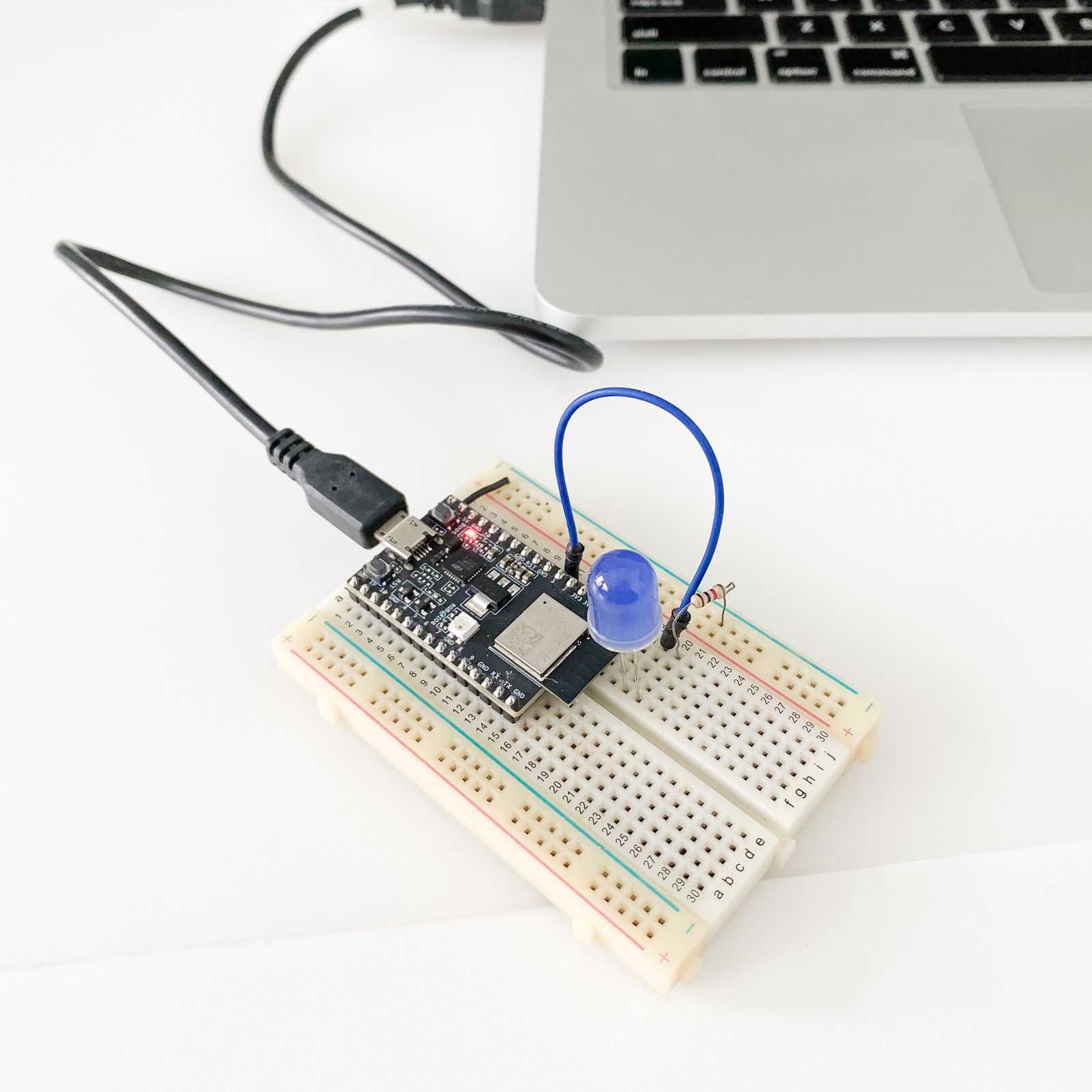 ESP32-C3-DevKitM-1 на макетной плате в примере со светодиодом