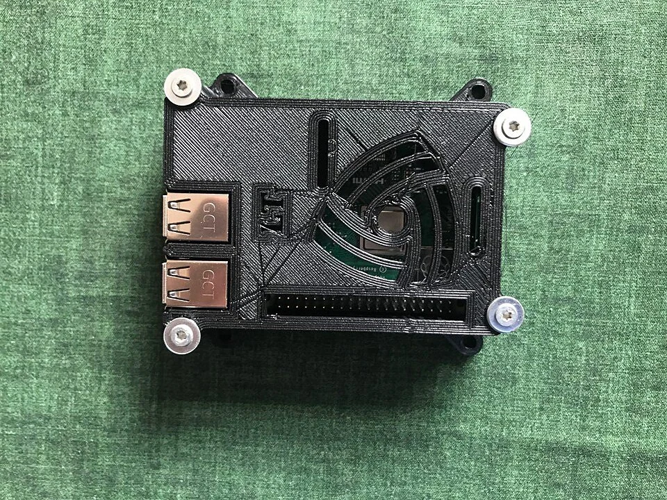 Печатный корпус Raspberry Pi с четырьмя винтами и шайбами