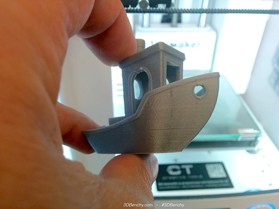 Аккуратный Benchy, напечатанный на Ultimaker2Go слоем 0,1 мм